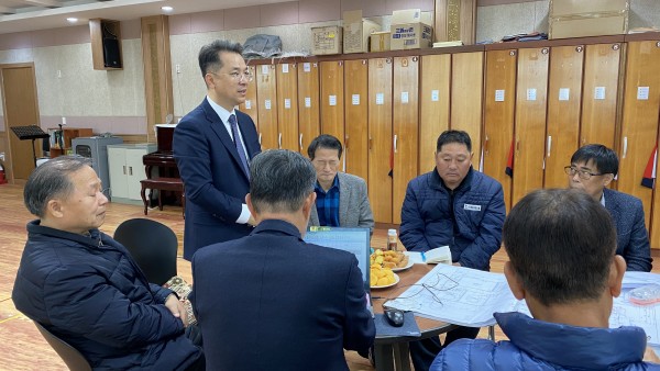 목사님의 기도로 회의를 시작했습니다.