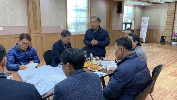 건축위원장 박종남 장로님이 전체 시공사가 조화를 이룰 수 있도록 당부의 말씀을 해주셨습니다.